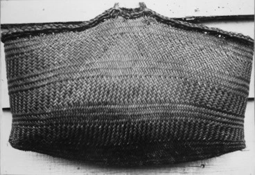 Image: Photograph of a kete made of woven flax