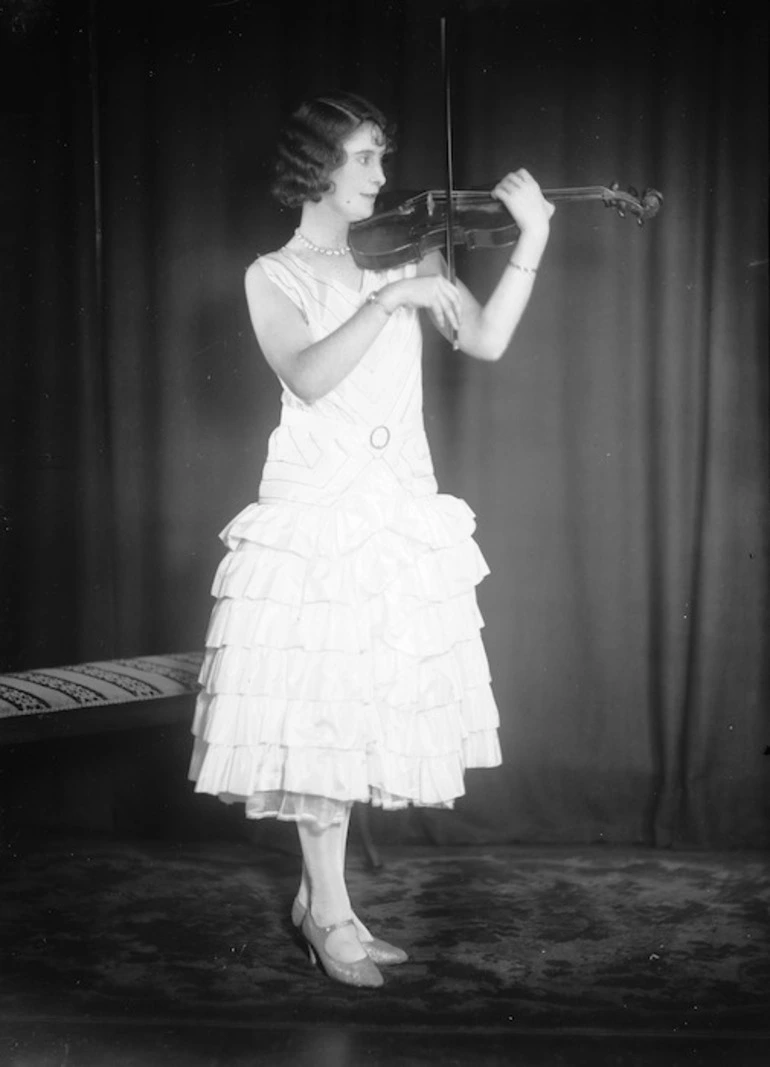 Image: Berry, William fl 1887-1925 : Portrait of a woman playing the violin