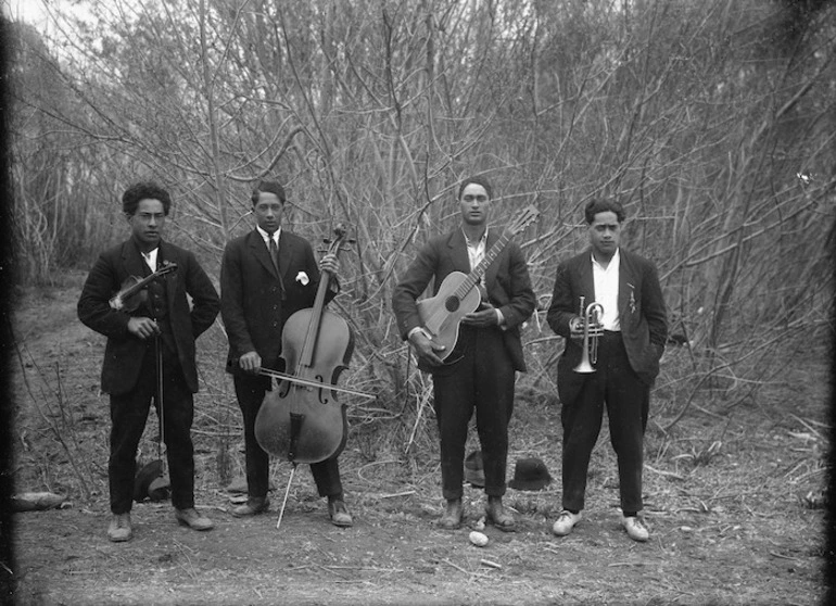 Image: Unidentified group of Maori men with musical instruments