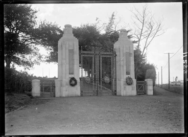 Image: Victoria Park memorial gates, Stratford district