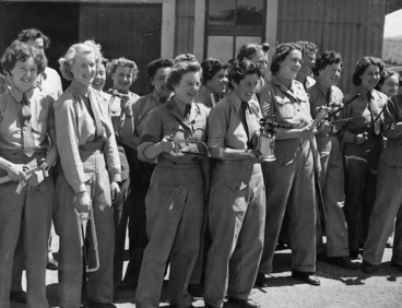 Image: Women's Army Auxiliary Corps with tools, Trentham Army Camp