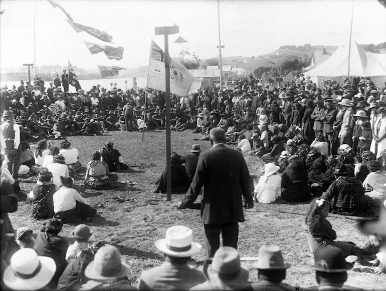 Image: Crowd at Putiki Pa in Wanganui celebrating the return home of the Pioneer Battalion