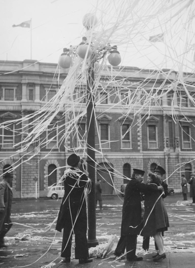 Image: On VJ day, Customhouse Quay, Wellington