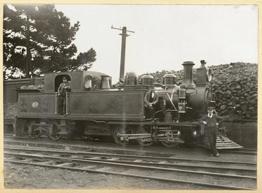 Image: Photograph of a S Class Fairlie 213 locomotive taken at Upper Hutt