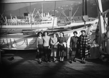 Image: English immigrant women from the Atlantis in Wellington