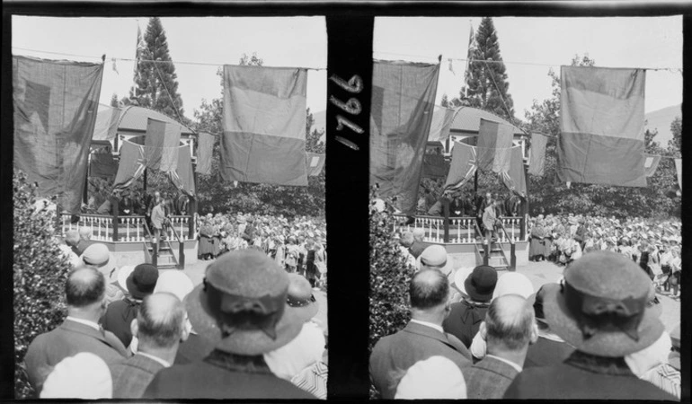 Image: Large crowd of people gathered at the band rotunda, Queenstown, for an unidentified event, possibly the visit of the Duke of Gloucester