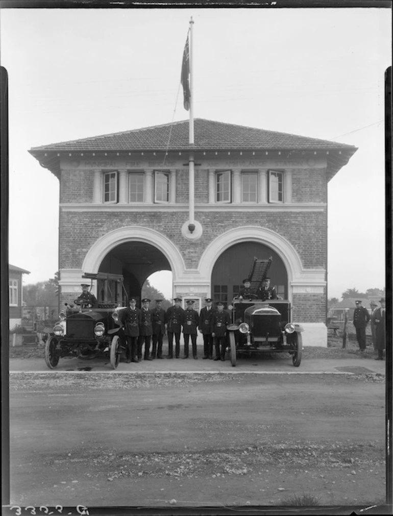 Image: Firemen and fire engines outside Lower Hutt Fire Brigade Station