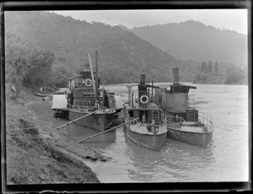 Image: Two riverboats, one being the [Wairua?], and an unidentified paddle steamer moored a bank of the Whanganui River, with forest covered hills beyond at Pipiriki