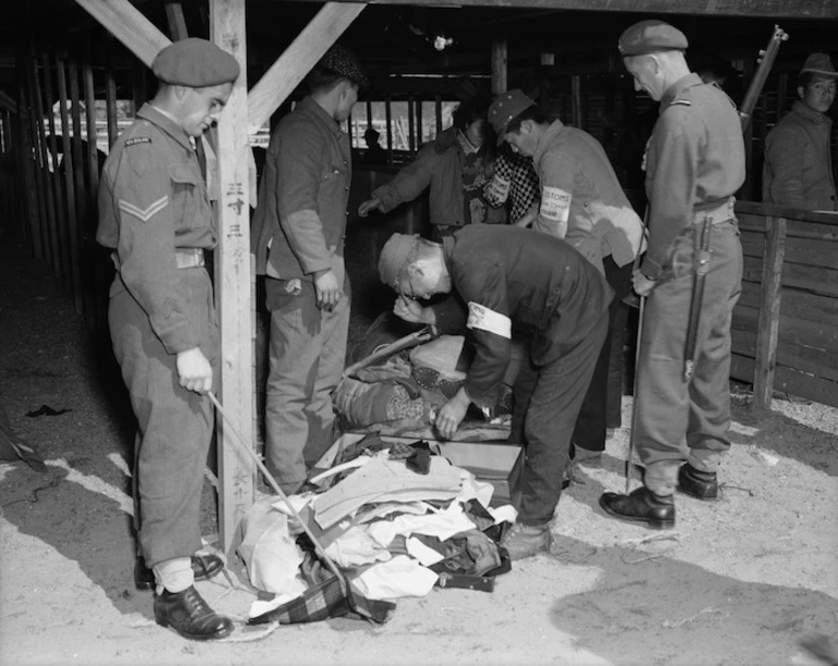 Image: New Zealand soldiers supervising Japanese customs officers