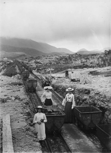 Image: Coal tubs on cable roperoad railway