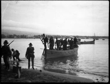 Image: New Zealand troops landing in Samoa
