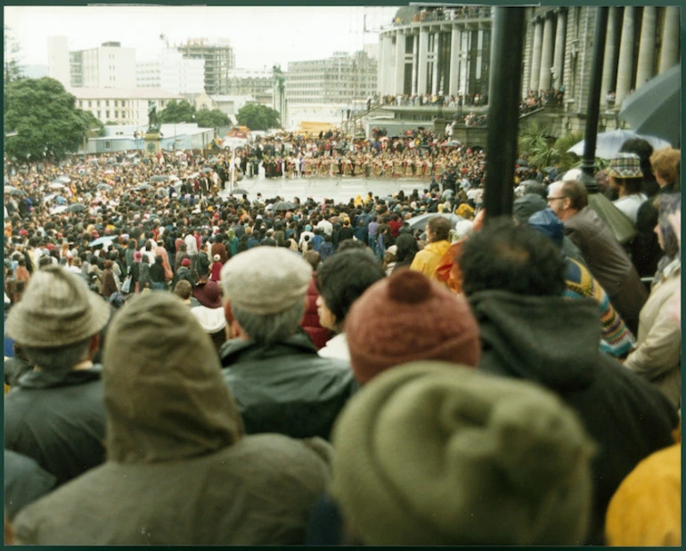 Image: Photograph of Māori Land March demonstrators outside the Parliament Buildings in Wellington