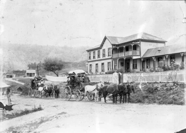 Image: Pipiriki Hotel, and horse drawn coaches