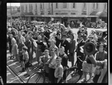 Image: Crowd greeting Polish refugees on their train journey to Pahiatua from Wellington