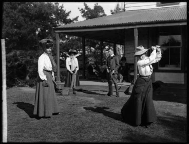Image: Women playing golf at a tournament in Wanganui