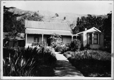 Image: House and garden, Anakiwa