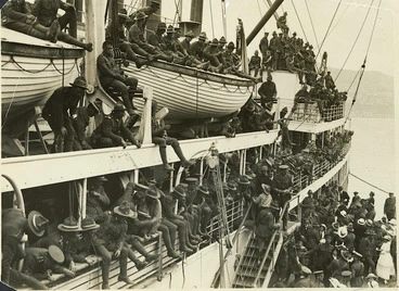Image: 1st reinforcements on board the World War I troopship Willochra, Wellington