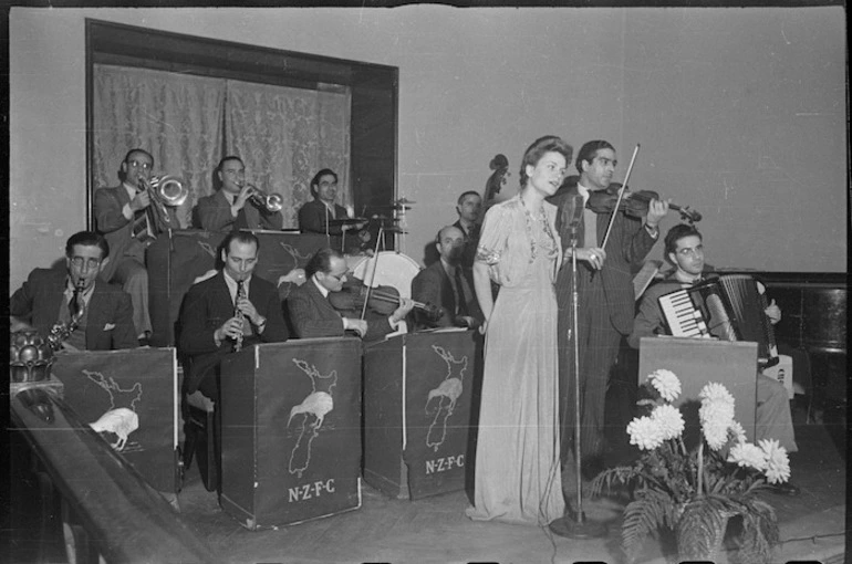 Image: Entertaining New Zealand World War 2 soldiers, New Zealand Forces Club, Rome, Italy