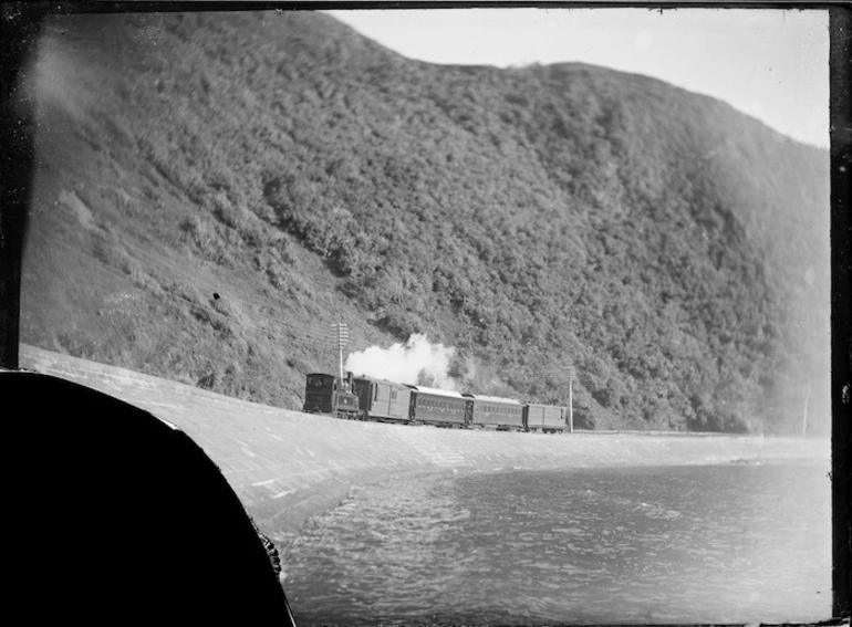 Image: View of a train, with L class locomotive, between Rocky point and Petone.