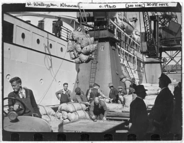 Image: Potatoes being shipped to the Dutch East Indies on the Maetsuycker, Wellington - Photograph taken by Edward Percival Christensen