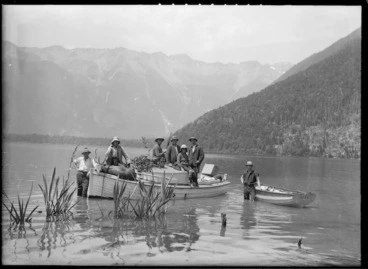 Image: Deer hunters in a dinghy