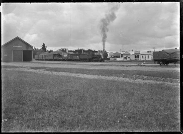 Image: Steam locomotive and train at Lumsden Railway Station.