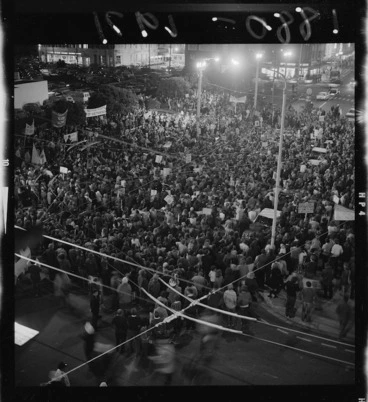 Image: Crowd of anti Vietnam war protestors outside Wellington Town Hall