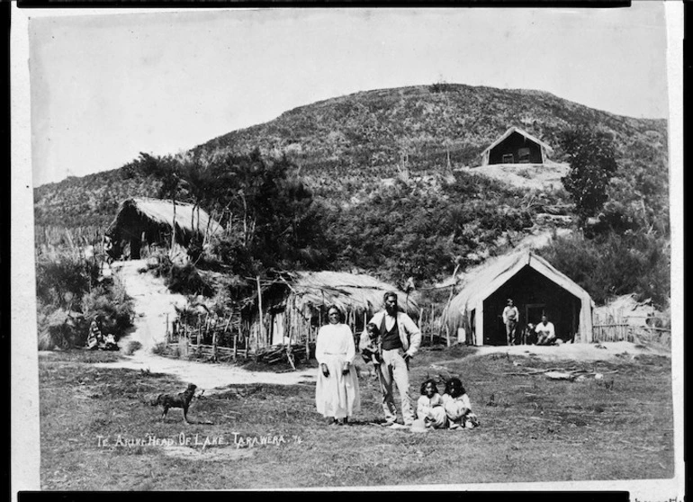 Image: Group outside Tamahana's kainga, Te Ariki