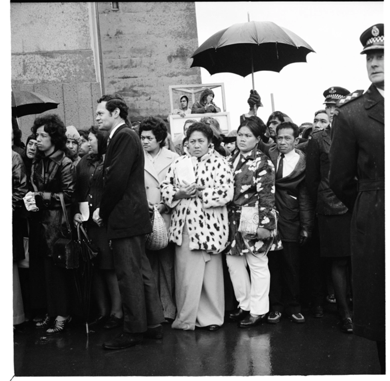 Image: People gathering for the funeral of Prime Minister Norman Kirk