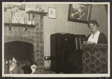 Image: Smith, Rod, active 2016: Photograph of Emma Smith at home in Seine Street, Island Bay