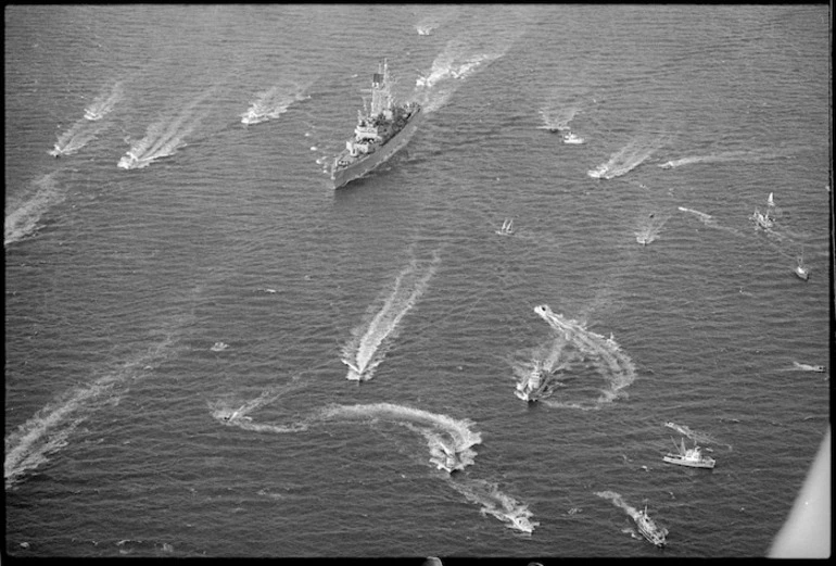 Image: USS Truxtun entering Wellington Harbour