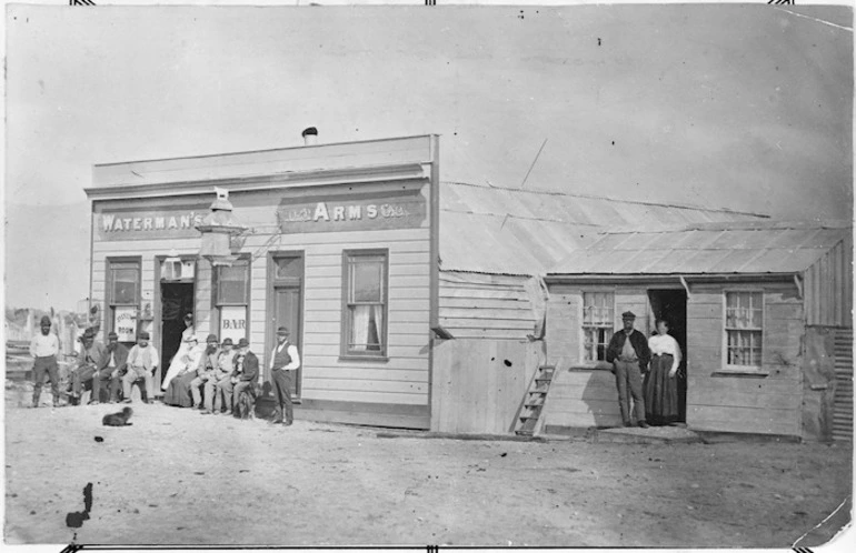 Image: Creator Unknown :Photograph of Waterman's Arms Hotel, Westport