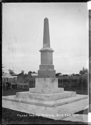 Image: Monument to fallen soldiers in the 1914-1918 World War, at Bulls - Photograph taken by Edwards & Blake