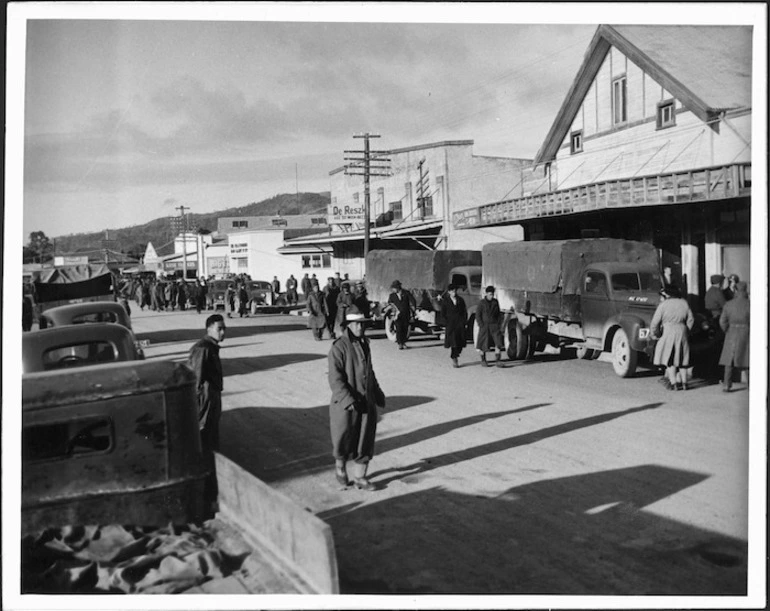 Image: Visitors leaving Ruatoria after the investiture ceremony posthumously awarding the Victoria Cross to Te Moananui-a-Kiwa Ngarimu