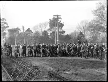 Image: Line-up for cycling race, Christchurch