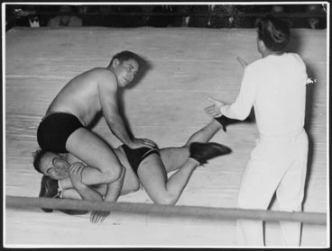 Image: Wrestling match between Lofty Blomfield and Don Noland