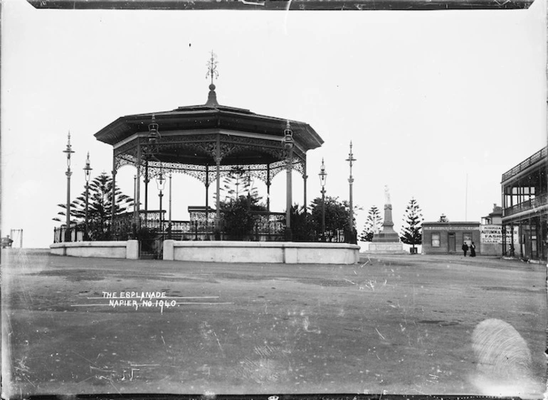 Image: The Esplanade (Marine Parade) at Napier