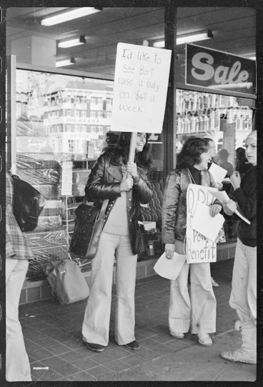 Image: Women protesting about the insufficient Domestic Purposes Benefit