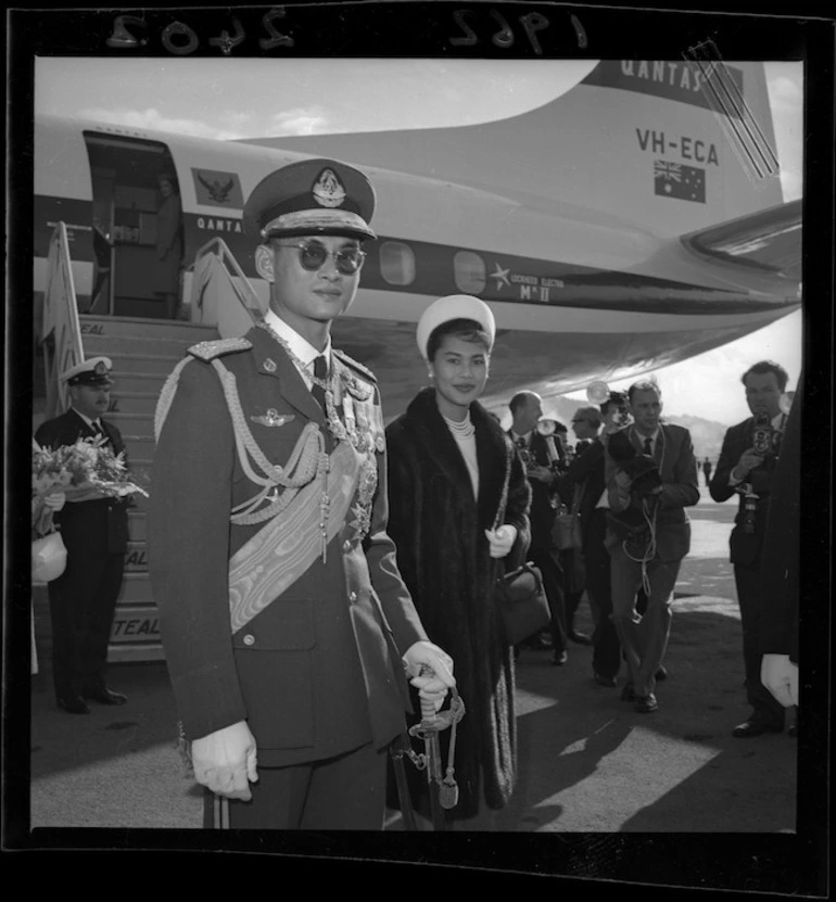 Image: The King and Queen of Thailand arrive at Wellington Airport