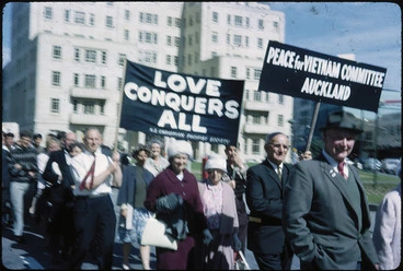 Image: Anti Vietnam War demonstration passing the Wellington Town Hall, Mercer Street