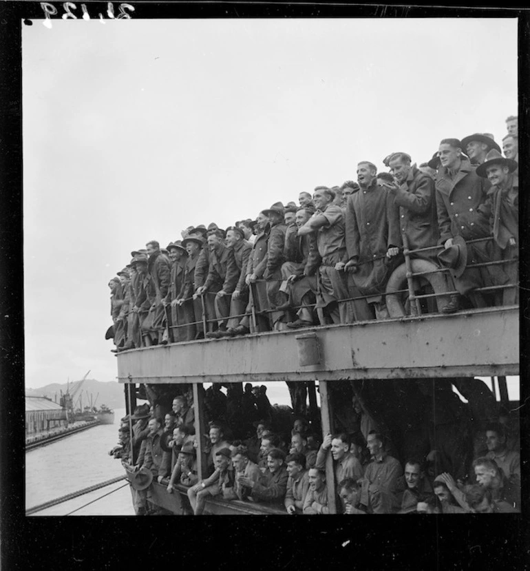 Image: World War 2 soldiers on furlough arriving in Wellington