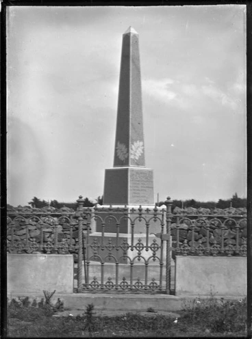 Image: Soldiers' monument at Maungakaramea, 1923