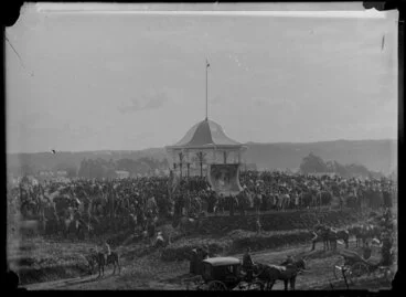 Image: Crowd at band rotunda in Wanganui