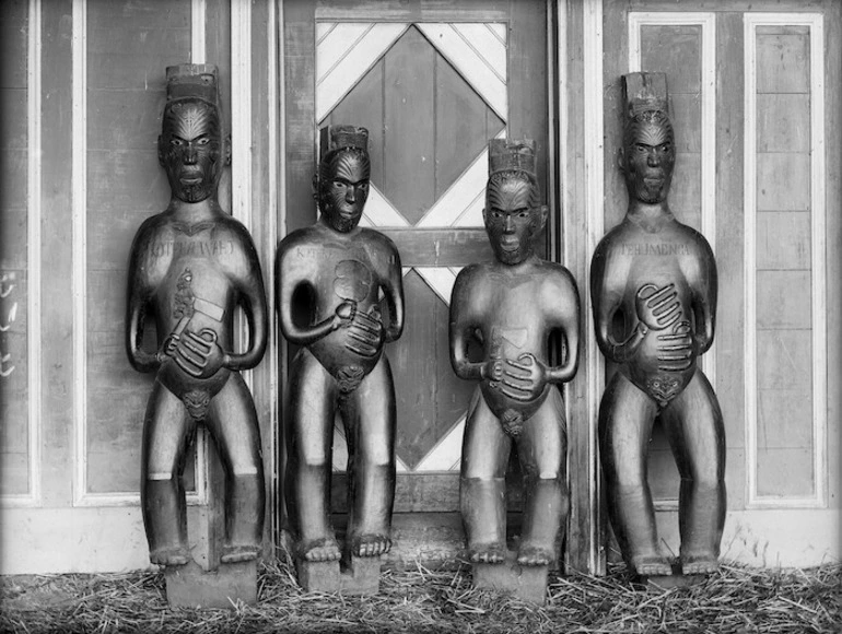 Image: Pou tokomanawa in front of Heretaunga, a carved house at Taradale