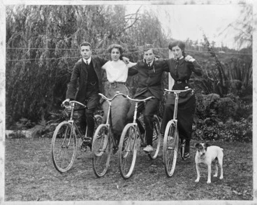 Image: Group on bicycles