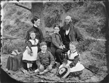 Image: Unidentified family group
