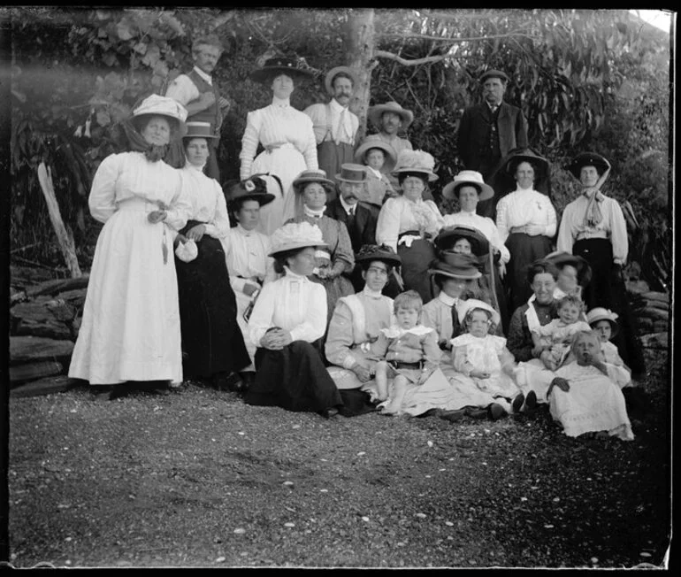 Image: Large group under trees