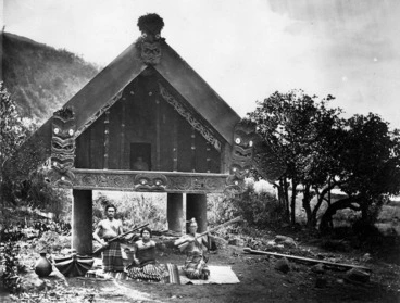 Image: Ngāti Tūwharetoa pātaka (storehouse) Hīnana ki uta, Hīnana ki tai and Maori group, at Waihī, Lake Taupō