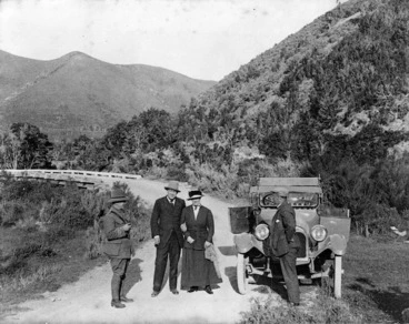 Image: Group on the Rimutaka Hill Road, near Featherston