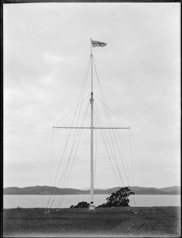 Image: Flagstaff to commemorate the Treaty of Waitangi